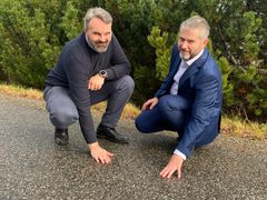 Bjørn Laksforsmo i Statens vegvesen og Ketil Dahl i Mesta har inngått avtale om testing av ny teknologi som skal gi mer effektiv vegdrift. Foto: Kari Karstensen, Statens vegvesen