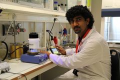 NIVA-forsker Muhammad Umar på laboratoriet til Norsk institutt for vannforskning. (Foto: NIVA)