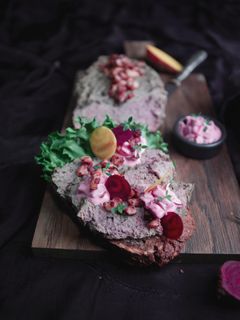 Et ekte dansk smørrebrød! Rugbrød med leverpostei, bacon og rødbetsalat er en smakfull kombinasjon. Foto: Brodogkorn.no