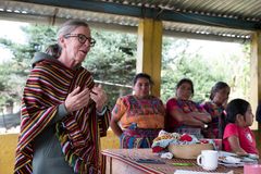 Cesilie Aurbakken, generalsekretær i Norges Bygdekvinnelag, møter bygdekvinner i Utviklingsfondets prosjektområder i Guatemalas høyland. Foto: Utviklingsfondet