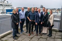 Fra venstre: Næringssjef Anette Sæther (Haugesund), Ordfører Arne Christian Mohn (Haugesund), Mikael Mønsted (Blåvinge), Erlend Gjelstad Jakobsen (Blåvinge), Daglig leder Einar Tollaksvik (Saga Subsea), Hans-Kristian Alveberg (Blåvinge), Jon Kippenes (Blåvinge), Kommersiell direktør Tommy Sandtorv (Karmsund Havn), Kristine Edvinson (Karmsund Havn), Camilla Remøy Gudmundson (Karmsund Havn).