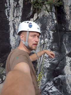 - LAG REDNINGSPLAN! Benny Uppstad er sikkerhetsekspert i verneustyrsprodusenten Skydda Norge. Han reiser land og strand rundt og lærer opp bedrifter i førstehjelp og sikkerhet på arbeidsplassen. - Første bud er å ha på plass en redningsplan som alle kan og forstår, sier Uppstad. FOTO: SKYDDA