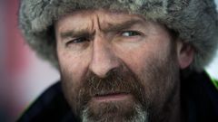 Eidfjord: Bjørn Lægreid er eier av bilbergingsstasjonen og verkstedet i Eidfjord. Han er en ensom ulv og Hardangerfjellet er hans fjell. Bjørn har mye kunnskap og erfaring, og han har sett det meste. Bjørn er seriens «MacGyver», og han jobber alltid alene. Er det en ting som gjør Bjørn sint er det uerfarne sjåfører som kjører på disse utfordrende vinterveiene uten å tenke på konsekvensene. Foto: National Geographic Channel