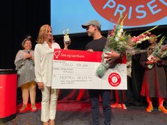 Morten Hegseth vinner Skamløsprisen 2020. Til stede for å motta prisen var Brian Furnes, som delte sin historie i programmet "Homoterapi".