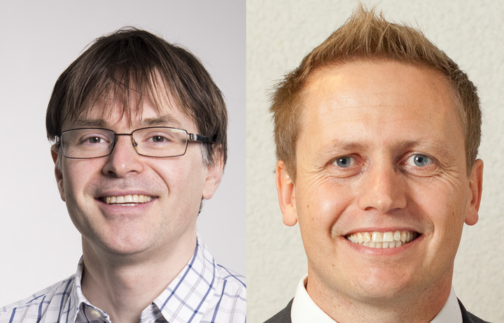 Sjefforskerne Torgeir Dingsøyr (til venstre) og Nils Brede Moe ved SINTEF Digital er årets vinnere av
SINTEFs pris for fremragende forskning. Foto: SINTEF