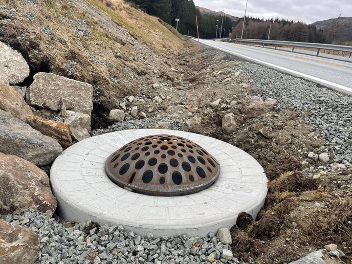 Eksempel på smart kum, såkalt grøfteplate, langs E39 mellom Eiganestunnelen og Sandnes. Foto: Tor Skårland, Statens vegvesen