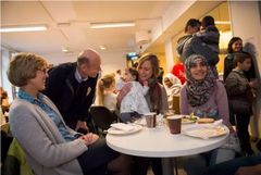 Hanne Refsholt og Sven Mollekleiv sammen med beboere under vennskapsfrokosten på Ila asylmottak lørdag 22. oktober.