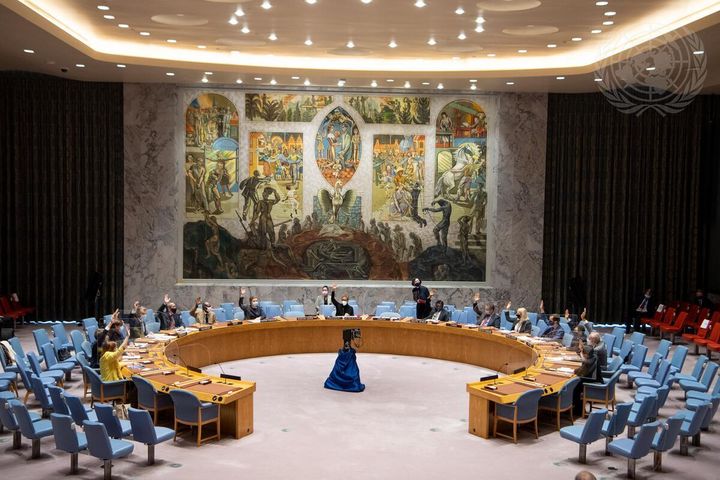 God avstand og pleksiglass er satt opp når Sikkerhetsrådet har noen av sine møter inne i selve salen. Foto UN Photo Eskinder Debebe