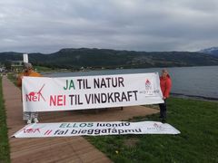 Vanlige folk er fortvilte, redde og opprørte. I sommer har det vært bannerstafett fra Lindesnes til Nordkapp. Her Bjerkvik i Narvik. Foto: Ragnhild Sandøy