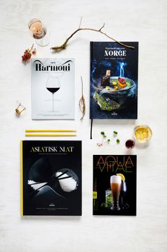 ÅRETS JULEGAVER: To coffee table-bøker: "Stjernedryss over Norge" og "Asiatisk mat". To innholdsrike magasiner: Vinmagasinet «Harmoni" og "Aqua Vitae" – alkoholholdig drikke.