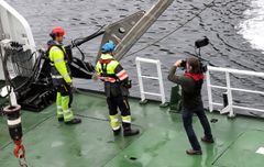 Filmen om Kystverkets ansvar og arbeid på beredskapsområdet er nå tilgjengelig for alle. Her ser vi en kameramann i aksjon under en større oljevernøvelse i Bergen denne våren.