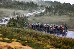VÅTT OG KALDT: Første etappe ble en kraftprøve for syklistene. Her er de på vei opp Korgfjellet. Foto: ARN/Aurelien Vialatte