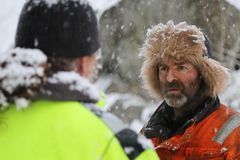 Eidfjord: Bjørn Lægreid er eier av bilbergingsstasjonen og verkstedet i Eidfjord. Han er en ensom ulv og Hardangerfjellet er hans fjell. Bjørn har mye kunnskap og erfaring, og han har sett det meste. Bjørn er seriens «MacGyver», og han jobber alltid alene. Er det en ting som gjør Bjørn sint er det uerfarne sjåfører som kjører på disse utfordrende vinterveiene uten å tenke på konsekvensene. Foto: National Geographic Channel