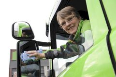 Toril Kolstad har jobbet på Transporten siden 1987, først ved Brevsenteret i Oslo, så på Alnabru og nå på Østlandsterminalen . I helgene er hun kirketjener i Kampen, Grønland og Gamlebyen kirker. Nå har hun 20 prosent stilling på Transporten med tilrettelagte arbeidsoppgaver etter kreftsykdom.