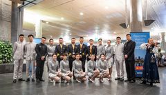 The crew on the first flight from Beijing to Oslo Airport. (Photo: Avinor)