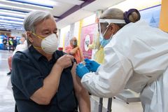 FNs generalsekretær António Guterres får sin andre dose av covid-19 vaksinen i New York.
Foto:
UN Photo/Eskinder Debebe