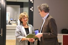 Ordfører i Bærum, Lisbet Hammer Krog, mottar Norsk Standard for grønne tak av administrerende direktør i Standard Norge, Jacob Mehus (foto: Standard Norge).