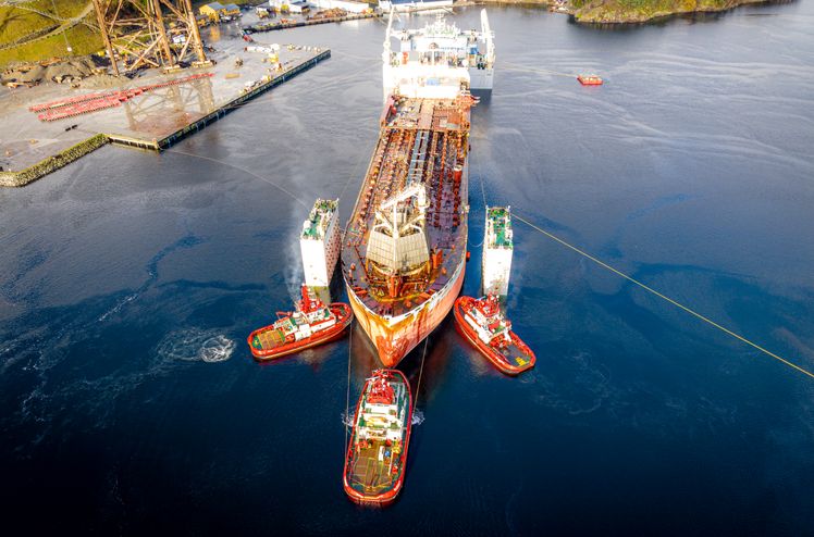 Det største resirkuleringsoppdraget i sitt slag pågår nå i Vats, Rogaland. Et 235 meter langt produksjonsskip (FPSO) på opprinnelig 25 000 tonn skal kuttes opp, renses og kildesorteres. Minst 97 prosent av skipet skal gjenvinnes. Foto: AF Gruppen/Woldcam