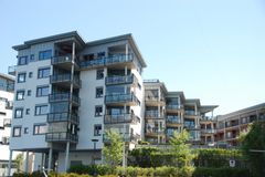 Innglassing av balkongen har blitt en status som mange vil investere i, både ved nybygg og restaurering. Stadig  flere gode referanseprosjekter har også bidratt til at etterspørselen etter balkonginnglassing øker. Foto: Harmoni
