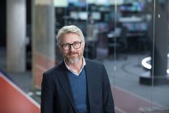 I BERGEN: Olav T. Sandnes, sjefredaktør og administrerende direktør i TV 2 foran TV 2 Nyhetenes studio midt i hjertet av Media City Bergen. Foto: TV 2