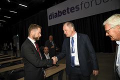 Bent Høie i samtale med forbundsleder i Diabetesforbundet, Sverre Ur. Foto: Erik M. Sundt/Diabetesforbundet