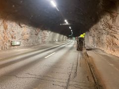Entreprenør klargjør for å legge ned fiberkabel i asfalten i og ved Lyderhorntunnelen, for å teste ut ny teknologi som skal gi bedre trafikkovervåkning. Foto: Lars Olve Hesjedal, Statens vegvesen
