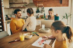 Selv om kvinnelige forskere opplevde mer tidspress under nedstengningen, fikk både kvinner og menn med barn hjemme mindre tid til forskning. Det kommer fram i NIFU-undersøkelsen. (Illustrasjonsfoto: iStockphoto. Bildet kan ikke benyttes uten tillatelse.)