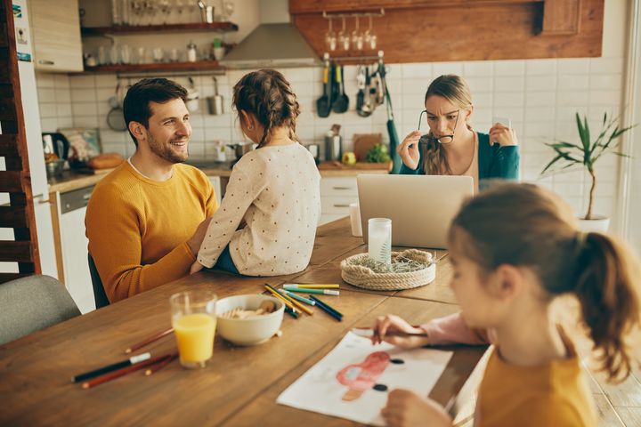 Selv om kvinnelige forskere opplevde mer tidspress under nedstengningen, fikk både kvinner og menn med barn hjemme mindre tid til forskning. Det kommer fram i NIFU-undersøkelsen. (Illustrasjonsfoto: iStockphoto. Bildet kan ikke benyttes uten tillatelse.)
