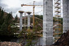 Kompensasjon: Byggingen av denne broa over Rossevannet gjorde at Nye Veier og brukerne av friluftsområdet ble enige om ny gangbro over Smalsund.