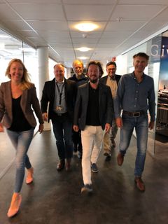Dette er 6 gode grunner til å komme innom A25: f.v Pia Dehkes Friden, Svenn-Arne Norheim, Kjell Hertaas, Roger Wiig, Claus Christian Heide og Morten Hegge.