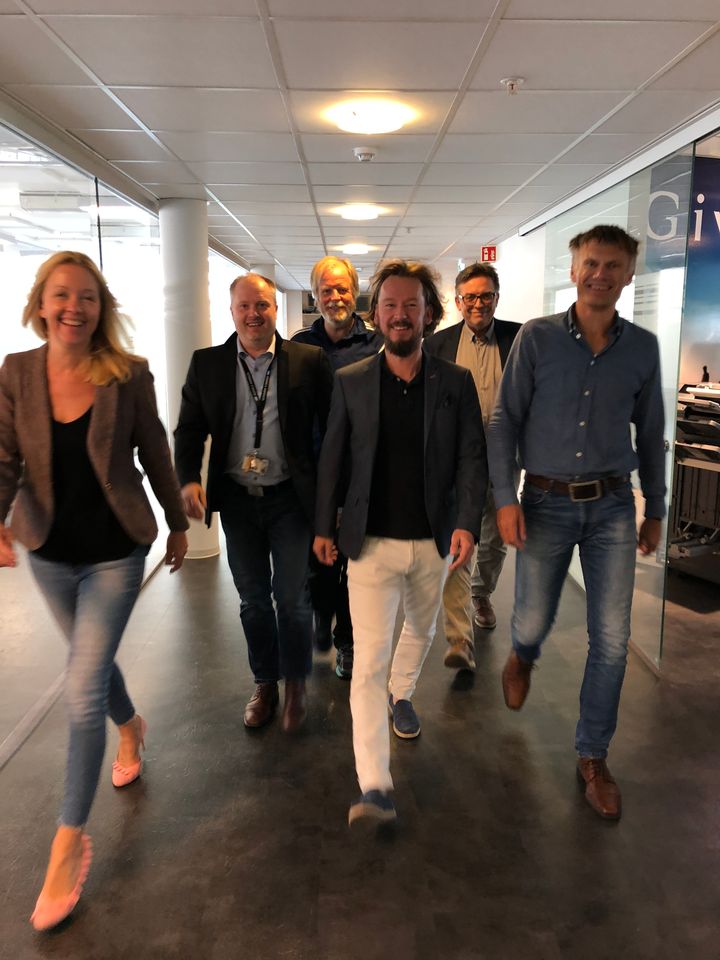 Dette er 6 gode grunner til å komme innom A25: f.v Pia Dehkes Friden, Svenn-Arne Norheim, Kjell Hertaas, Roger Wiig, Claus Christian Heide og Morten Hegge.