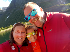 HEDRES: I fire generasjoner har Vole-familien vært vertskap på DNT-hytta Glitterheim. Nå er det Tone og Knut Vole og sønnen Ola som tar imot fjellfolket. Foto: Privat