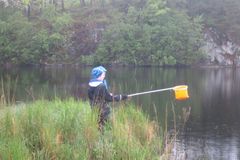 Elever fra Pollen skule jakter dafnier i forbindelse med lansering av Forskningskampanjen 2013