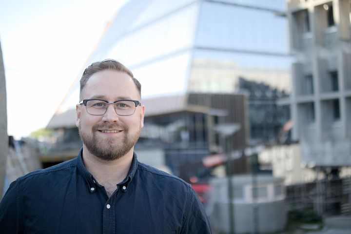 Vikeså Glassindustri AS har ansatt Svein Jørgensen som Key Account Manager, på bildet ses Svein foran Herbarium bygget i Stavanger, som Vikeså Glassindustri AS leverer glasset til.