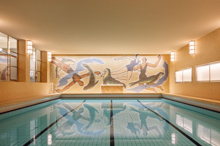 Mosaikken over svømmebassenget er laget av Per Krohg og forestiller svømmende kvinner og seler, med en hvalross i midten. Foto: Francisco Nogueira.