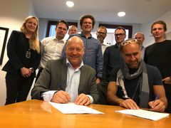 Fra venstre: Nina Mellem, Torge Railo, Eldar Brynjulfsen, Flemming Idsøe (alle fra Omsorgsbygg), Kjetil Stenersen (OEC), Arnt Rian, Nils Hjulstad, Tord Sandvik (alle fra HENTE). Foran adm.dir i Omsorgsbygg Per Morten Johansen og adm.dir. i HENT AS, Jan Jahren.