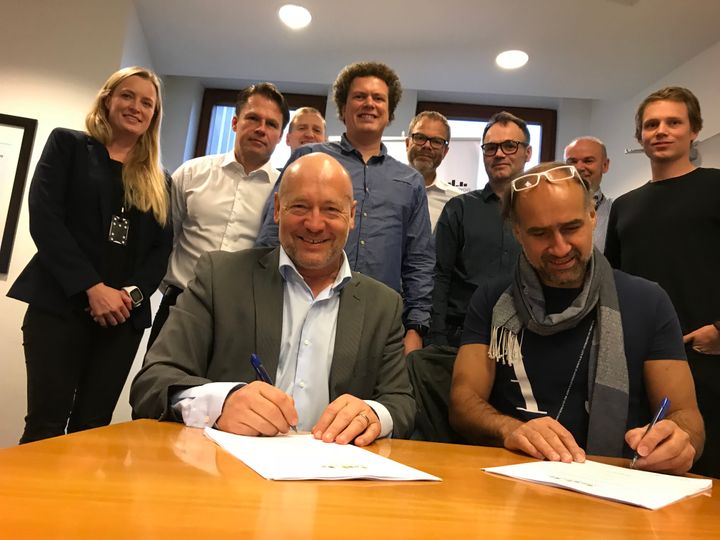 Fra venstre: Nina Mellem, Torge Railo, Eldar Brynjulfsen, Flemming Idsøe (alle fra Omsorgsbygg), Kjetil Stenersen (OEC), Arnt Rian, Nils Hjulstad, Tord Sandvik (alle fra HENTE). Foran adm.dir i Omsorgsbygg Per Morten Johansen og adm.dir. i HENT AS, Jan Jahren.