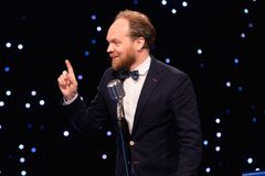 Den musikalske humoristen Jon Niklas Rønning skal oppsummere et spesielt idrettsår. Foto Julia Marie Naglestad/NRK