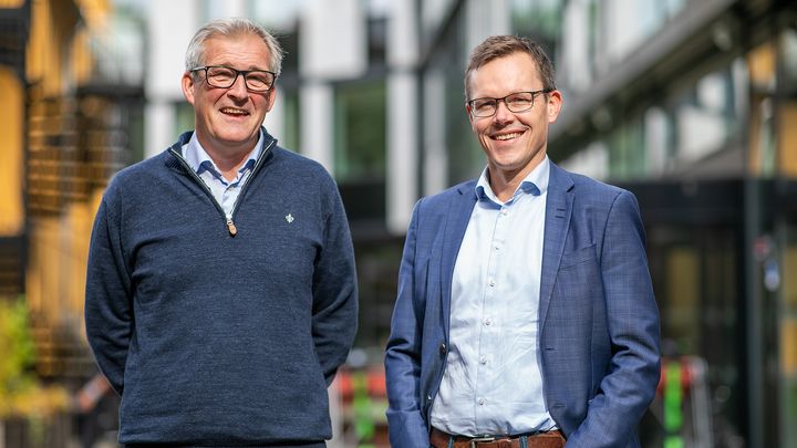 Nicolai Dirdal (daglig leder Simenergi) og Jo Mortensen (konserrndirektør Teknologi, innovasjon og grønn forretningsutvikling i Skanska)