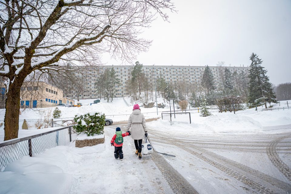 Mor og barn går i bomiljø