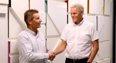 Bjørn Isaksen, daglig leder i OpenNet og Morten Aagenæs, konserndirektør i OBOS, har inngått en oppkjøpsavtale som legger grunnlaget for at OBOS kan levere solide smartløsninger.