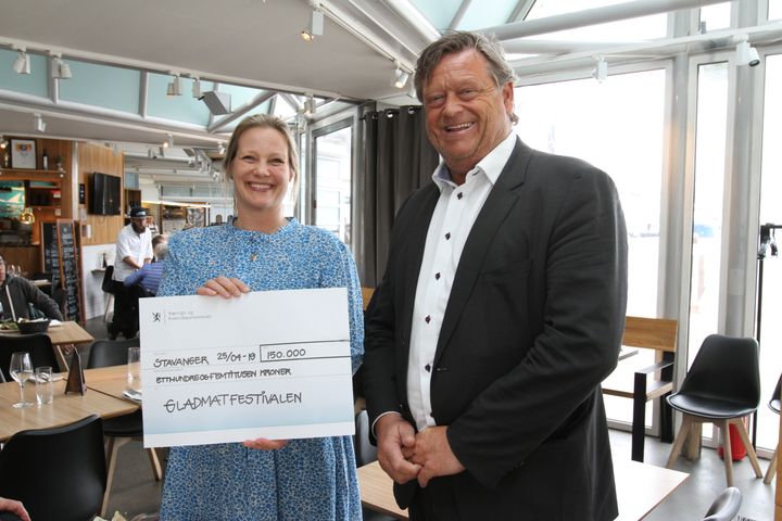 Fiskeriminister Harald T. Nesvik og daglig leder Maren Skjelde i Gladmatfestivalen.
