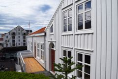 Tollboden i Kristiansund står i et viktig kulturmiljø, på rekke med andre brygger som Tahitibrygga, Kjønnøybrygga og Willum brygge. Tollboden er det eneste bevarte bygget der brygge og bolig var i samme hus, og har stor antikvarisk verdi. Prosjektet har fått 800.000 kroner av Kulturminnefondet til innvendig rehabilitering. I dag er bygget i bruk til formidling, kulturarrangementer og som utleie til kurs og konferanser. (Foto: Einar Engen/Kulturminnefondet)