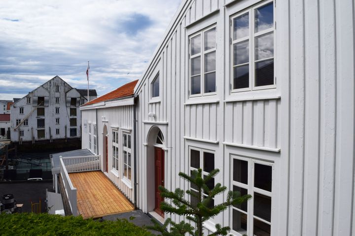 Tollboden i Kristiansund står i et viktig kulturmiljø, på rekke med andre brygger som Tahitibrygga, Kjønnøybrygga og Willum brygge. Tollboden er det eneste bevarte bygget der brygge og bolig var i samme hus, og har stor antikvarisk verdi. Prosjektet har fått 800.000 kroner av Kulturminnefondet til innvendig rehabilitering. I dag er bygget i bruk til formidling, kulturarrangementer og som utleie til kurs og konferanser. (Foto: Einar Engen/Kulturminnefondet)