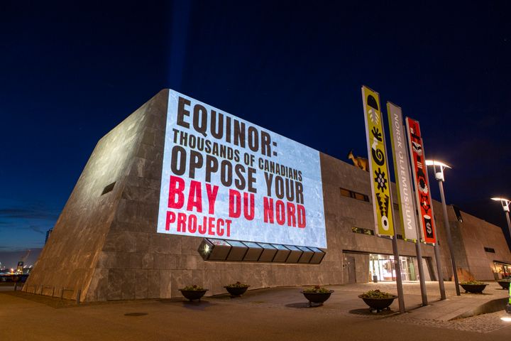 Synlig protest i Stavanger  (Oljemuseet) i går kveld - mot Equinors prosjekt i Bay du Nord, Canada. ©POW projectionsonwalls.com