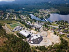 I Kryllingparken kan innbyggerne glede seg over en stor variasjon av aktivitetselementer: Rullepark i betong, pumptrack, amfi med scene, gapahuk, lekeplass, treningspark og rails for vinterbruk. Tverga har bidratt med inspirasjon og veiledning underveis i utviklingen av prosjektet, samt utforming av søknad til Kulturdepartementets tilskuddsordning for nyskapende aktivitetsarena. Dette resulterte i støtte på 2,5 millioner kroner.
Foto: Ole Dahl Bjøre