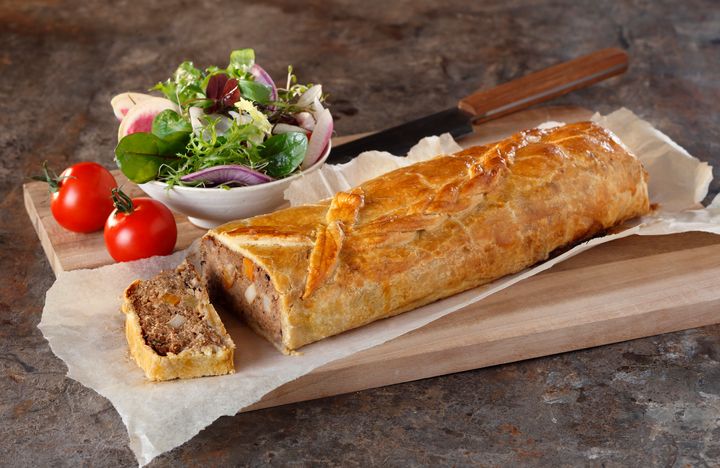 Innbakt nøttestek tar litt tid å lage, men er verd det. I alle fall om du får besøk av en eller flere vegetarianere i løpet av julen.