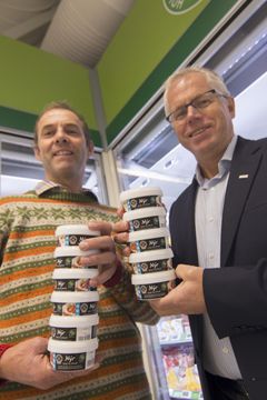 Økobonde Hans Arild Grøndal eier grunnen og KIWI-bygget. Han selger også lokalproduserte Nyr i miljøbutikken KIWI Auli.