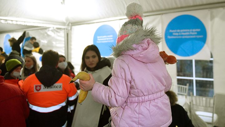 Barn og familier får vann, mat, hvile, informasjon, helsehjelp og psykososial støtt i de 25 Blu Dot-sentrene UNICEF har etablert ved grensene til nabolandene sammen med UNHCR. (Foto: UNICEF)