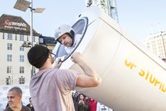 Fredag 13. mars 2015 ble Håvard Lilleheie Norges første menneskelige kanonkule. I forbindelse med den nye sesongen av «Science of Stupid» på National Geographic Channel selger han kanonen til høystbydende på Finn.no. Foto: National Geographic Channel.